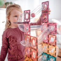 Kind speelt met Connetix Pastel Ball Run Pack