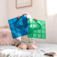 Kind bouwt met Connetix Bodemplaten Blauw &amp; Groen