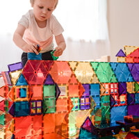 Kind speelt met Connetix Rainbow Mega Pack 212-delig