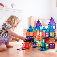 Kind speelt met Connetix Rainbow Mega Pack 212-delig