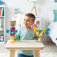 Kind speelt met Kid K&rsquo;Nex Farmin Friends tractor