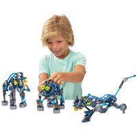 Kind bouwt robotdier met K&rsquo;Nex Cyborg Creatures Bouwset