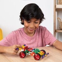 Kind speelt met K&rsquo;Nex Custom Cruisers voertuig op speelmat