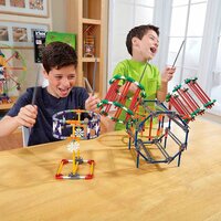 Kind bouwt model uit K&rsquo;Nex Classic Bouwset 100 Modellen &ndash; 863-delig