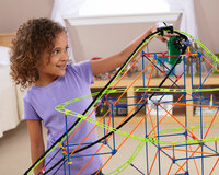 Kind bouwt K&rsquo;Nex Typhoon Frenzy Roller Coaster &ndash; 649-delig achtbaan
