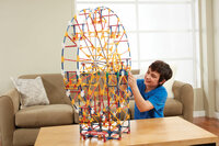 Kind bouwt attractie uit K&#039;Nex 3 In 1 Amusement Park &ndash; 744-delig