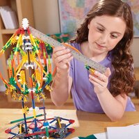 Kind bouwt de K&#039;Nex Build &amp; Learn Swing Ride &ndash; 486-delig zweefmolen