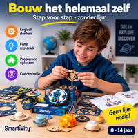 Kind bouwt Smartivity houten zonnestelsel bouwpakket zonder lijm