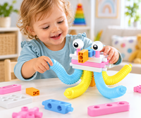 Jong kind speelt met GIGO Flexi Tube Bouwpret, kleurrijk constructiespeelgoed met flexibele bouwbuizen voor peuters vanaf 1,5 j