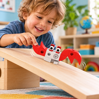 Kind speelt met de rode krab van GIGO Ramp Walker op een houten helling &ndash; educatief constructiespeelgoed vanaf 3 jaar.