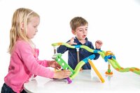 Kind bouwt met Thames &amp; Kosmos Junior Pretpark Ingenieur educatieve set